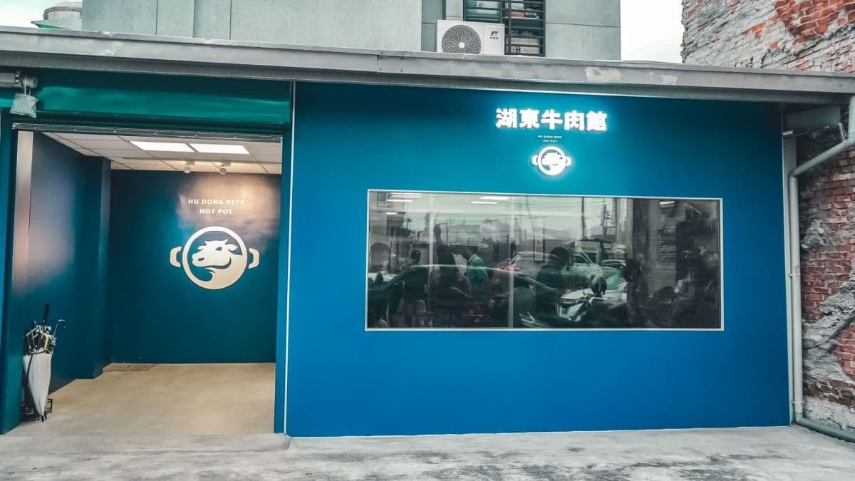 店面格外引人注目，一片深沉的質感深藍色裝潢。（圖片來源：愛玩的伊凡）