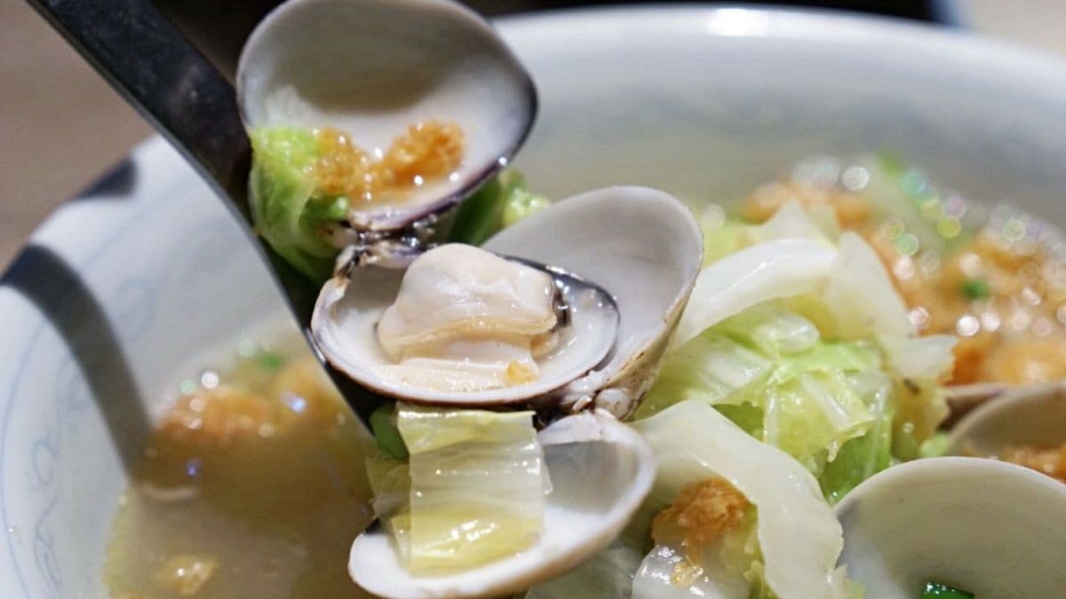 蛤蠣白菜湯，加入大量大白菜的清甜湯頭和新鮮蛤蠣。（圖片來源：熱血玩台南。跳躍新世界）