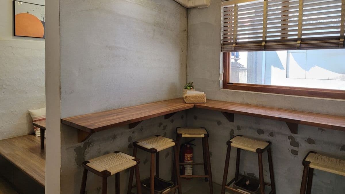 有一個和室半開放式的小包廂以及高腳椅用餐區。（圖片來源：阿如的小格子）