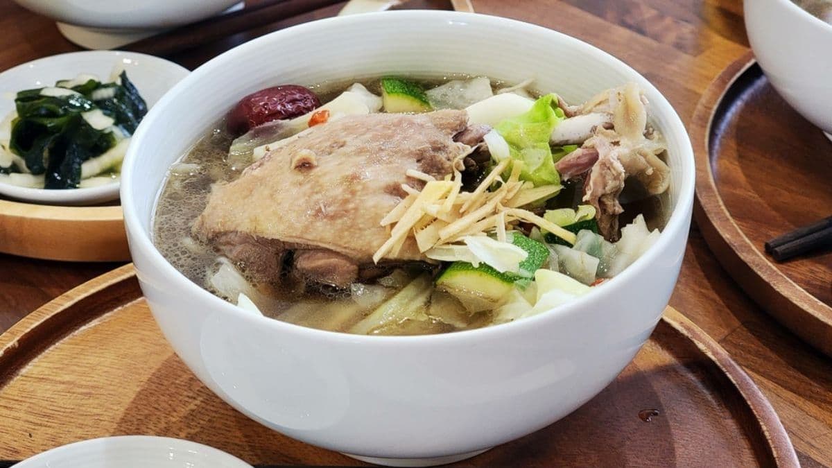 當歸鴨棒棒中的鴨肉燉到軟爛入口即化。（圖片來源：阿如的小格子）