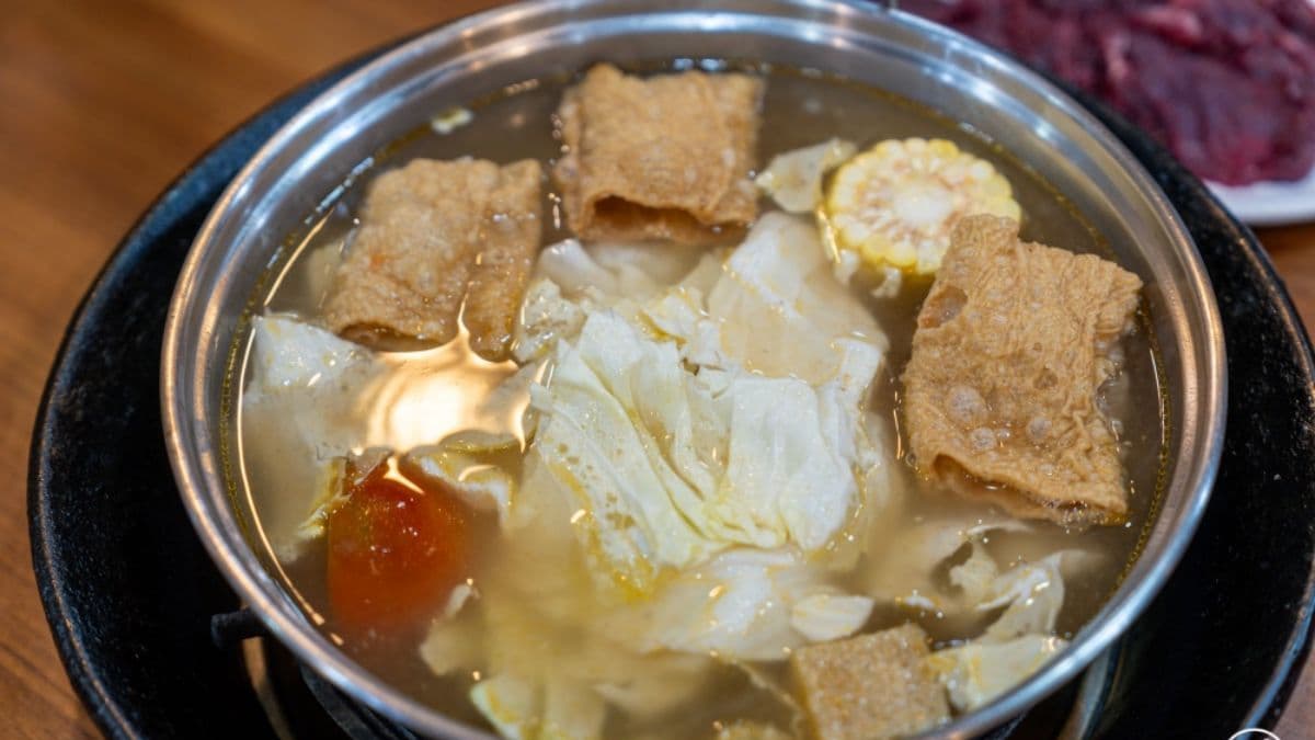 鍋底內已經加入高麗菜、玉米、豆皮、凍豆腐與番茄，湯頭是清爽的蔬果風味。（圖片來源：土土旅食記趣）