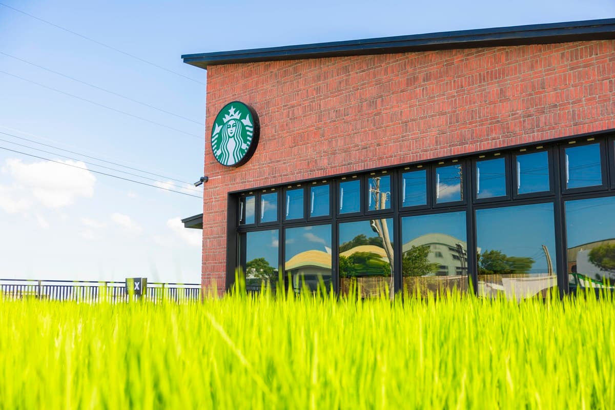 星巴克咖啡買一送一！開工、外送優惠包，衝新門市打卡「女神稻田彩繪」