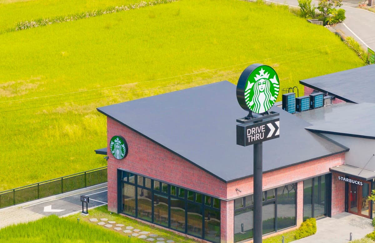 星巴克咖啡買一送一！開工、外送優惠包，衝新門市打卡「女神稻田彩繪」