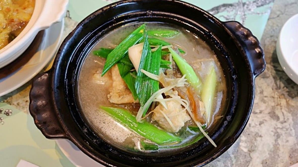 青蒜燒鱸魚，鱸魚肉質細膩柔嫩帶點Q感。（圖片來源：瑪莉食報）