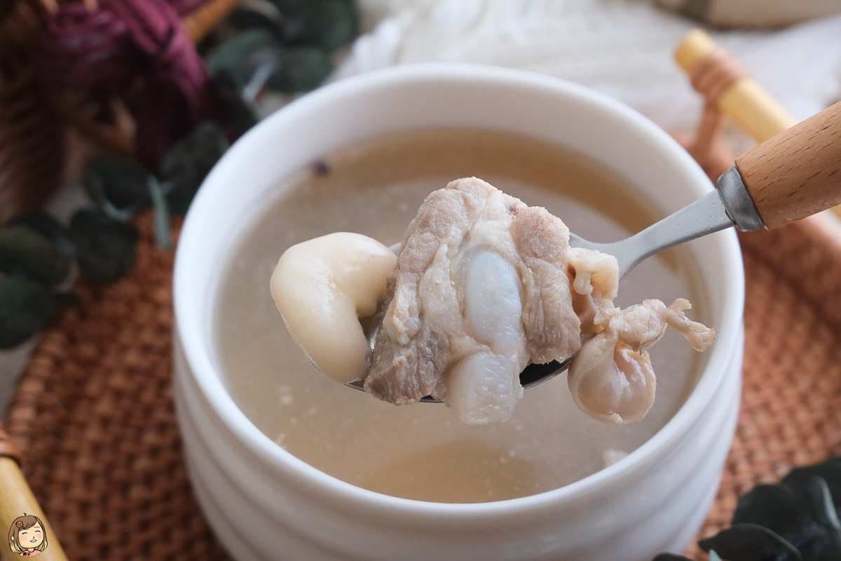 「清燉菱角排骨湯」湯清甜湯，深受大人小孩喜愛。（圖片來源：栗子醬）