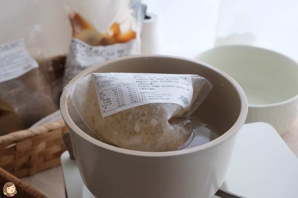 滾水煮沸後關火，將湯品放入鍋中浸泡５分鐘即可享用。（圖片來源：栗子醬）