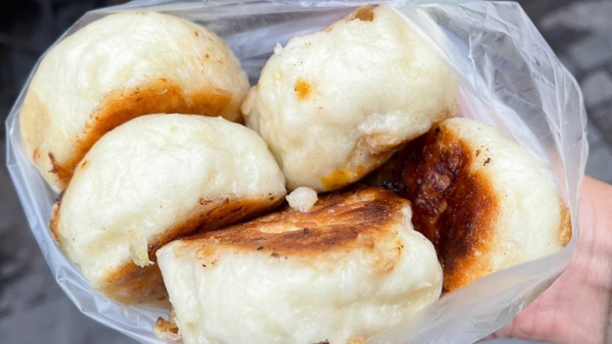 水煎包餡料飽滿，外皮略帶酥脆感。（圖片來源：跟著尼力吃喝玩樂）