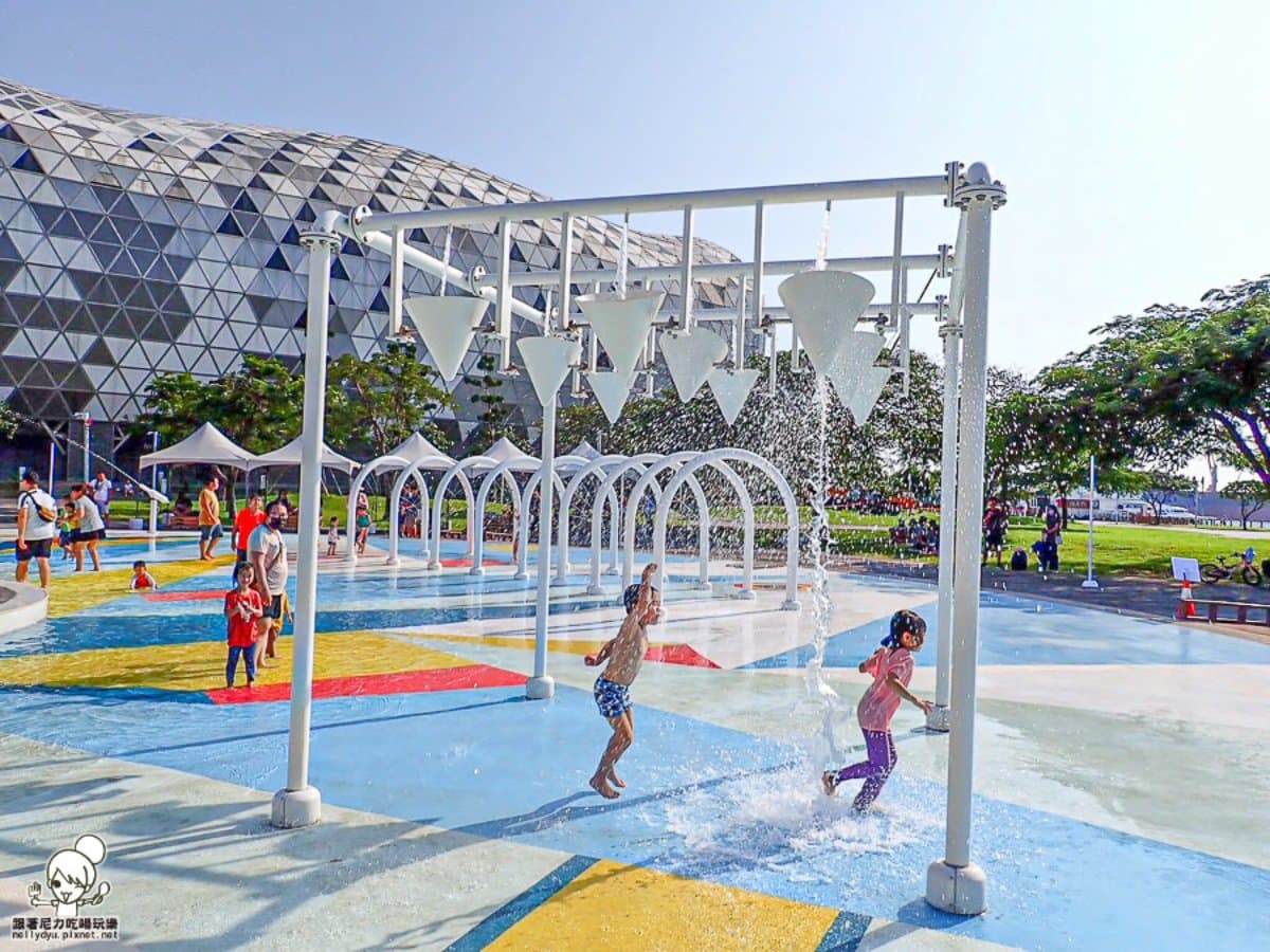高雄最大免費水樂園回歸！星光水岸公園重新開放，嗨玩氣墊樂園、逛美食市集