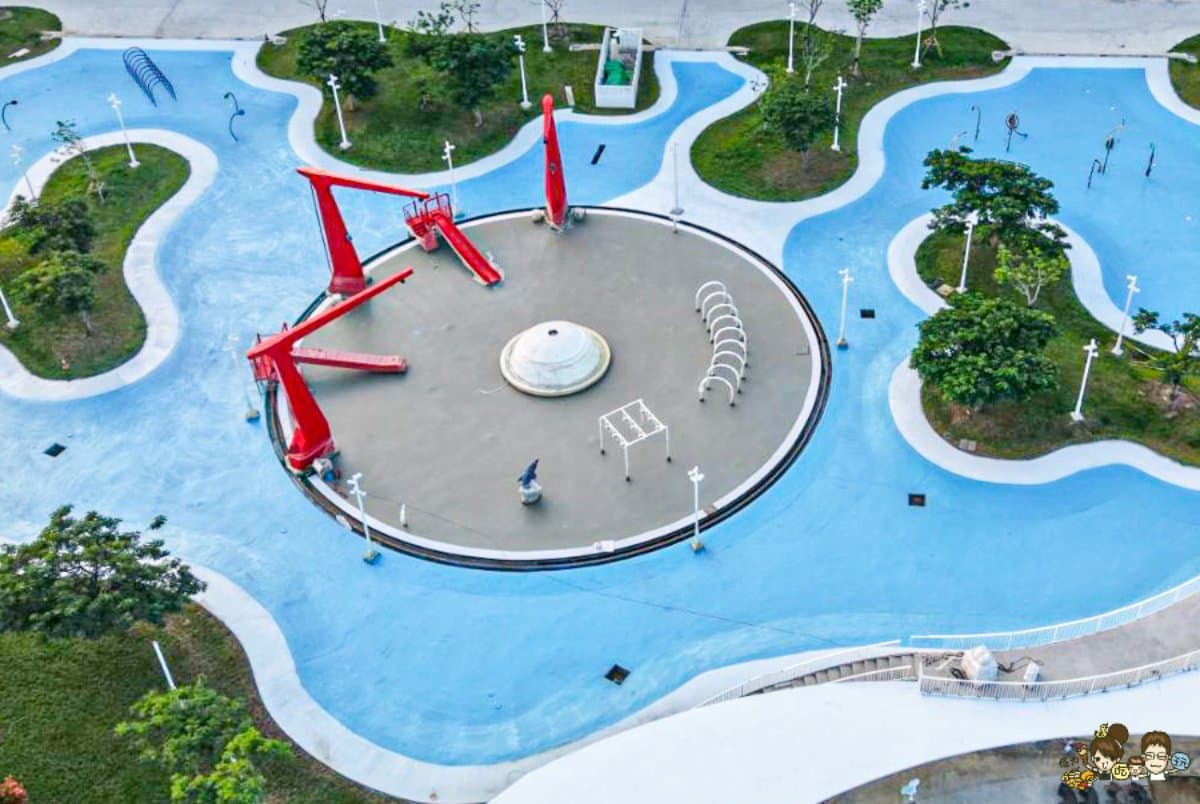 高雄最大免費水樂園回歸！星光水岸公園重新開放，嗨玩氣墊樂園、逛美食市集