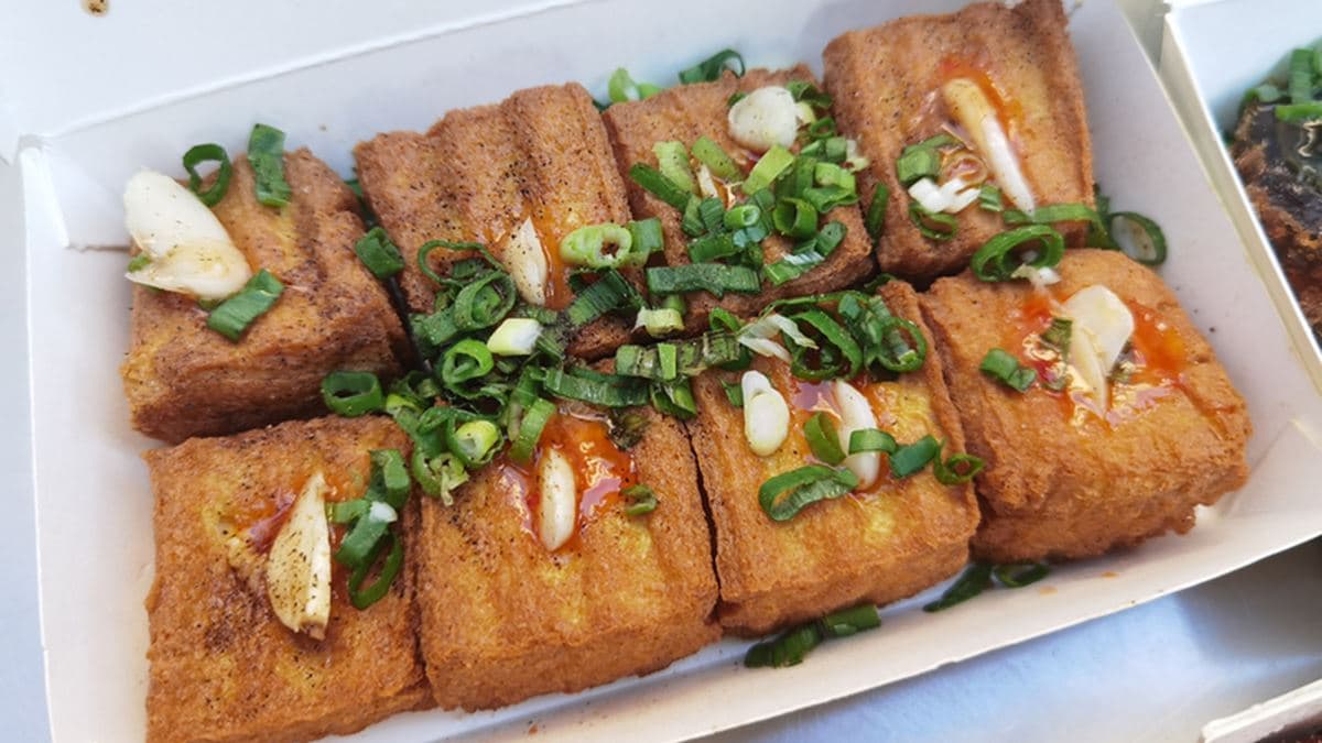 「泰式黃金豆腐」外層超薄，口感綿密。（圖片來源：DARREN蘋果樹旅遊玩樂誌）