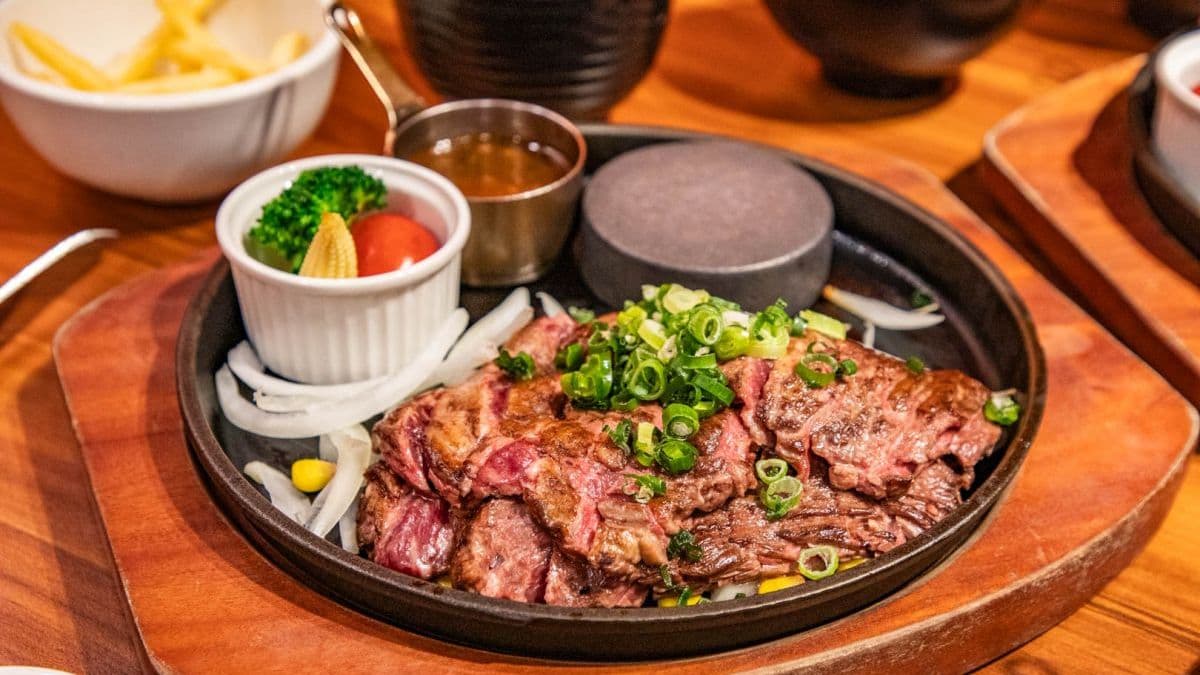 整塊老和牛橫隔膜牛排，肉質多汁、入口的肉感很嫩。（圖片來源：大手牽小手。玩樂趣）