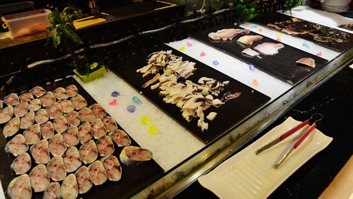 海鮮區有鮮魚片、小螃蟹、鯛魚片、魚皮。（圖片來源：阿mon世界趴趴走）