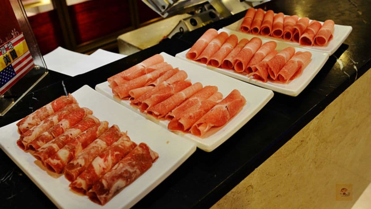 肉片現點現切，有雞腿肉、梅花豬、小羔羊、招牌牛、霜降牛5種肉品。（圖片來源：阿mon世界趴趴走）