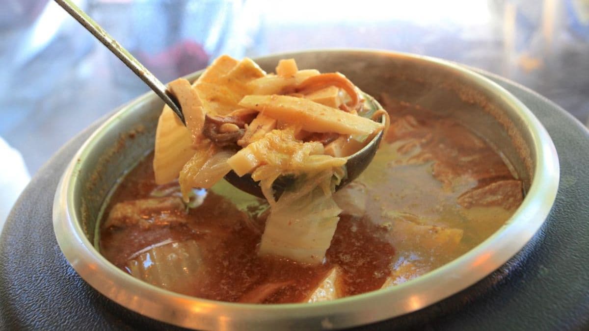 素食砂鍋魚頭食材與沙茶口味的湯底。（圖片來源：樂天小高の美食之旅）