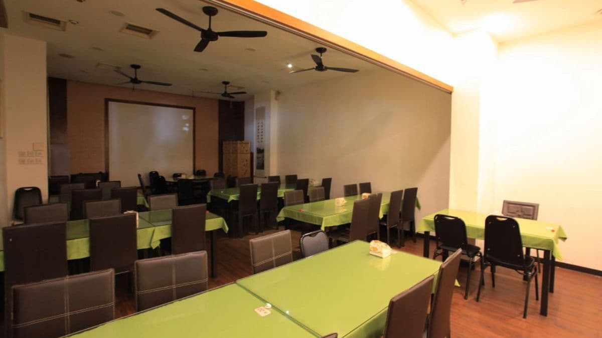 提供大型包廂有裝設投影機，可提供大型開會或是聚餐用餐場所。（圖片來源：樂天小高の美食之旅）