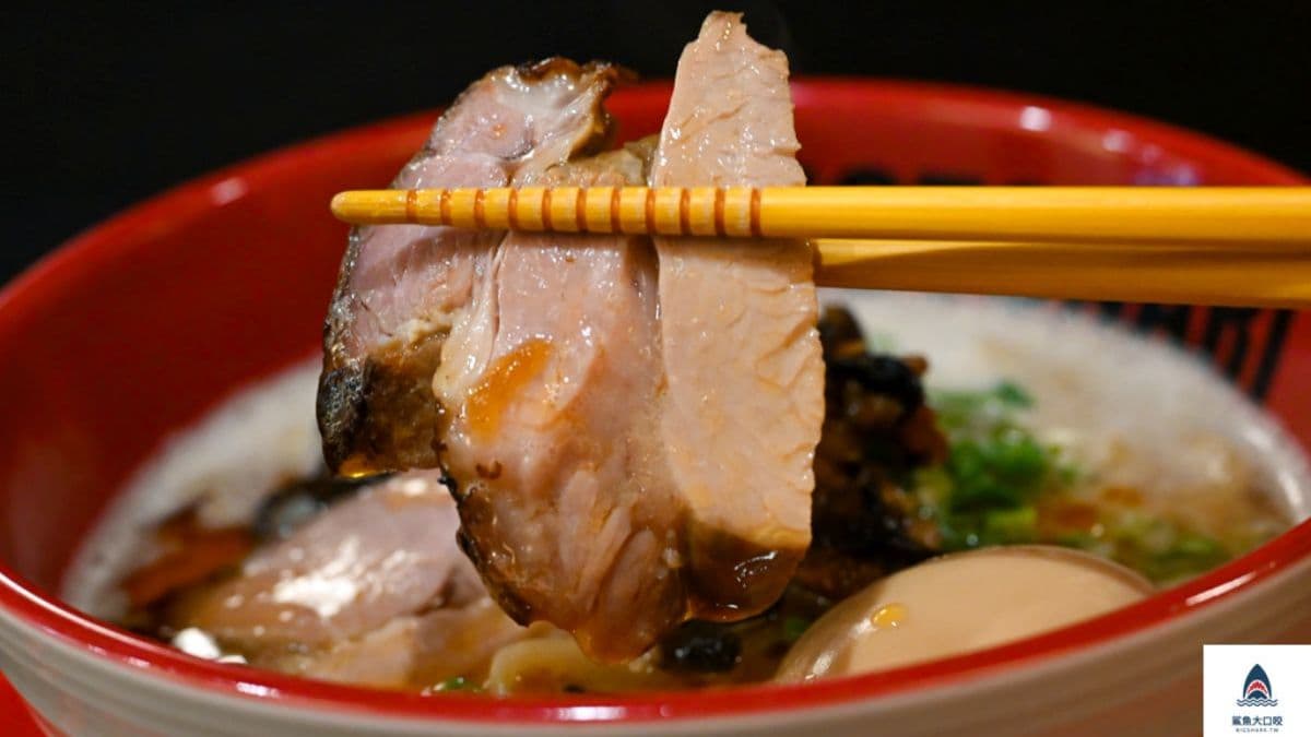 厚實叉燒經過炙燒香氣迷人，肉質軟嫩。（圖片來源：鯊魚大口咬）