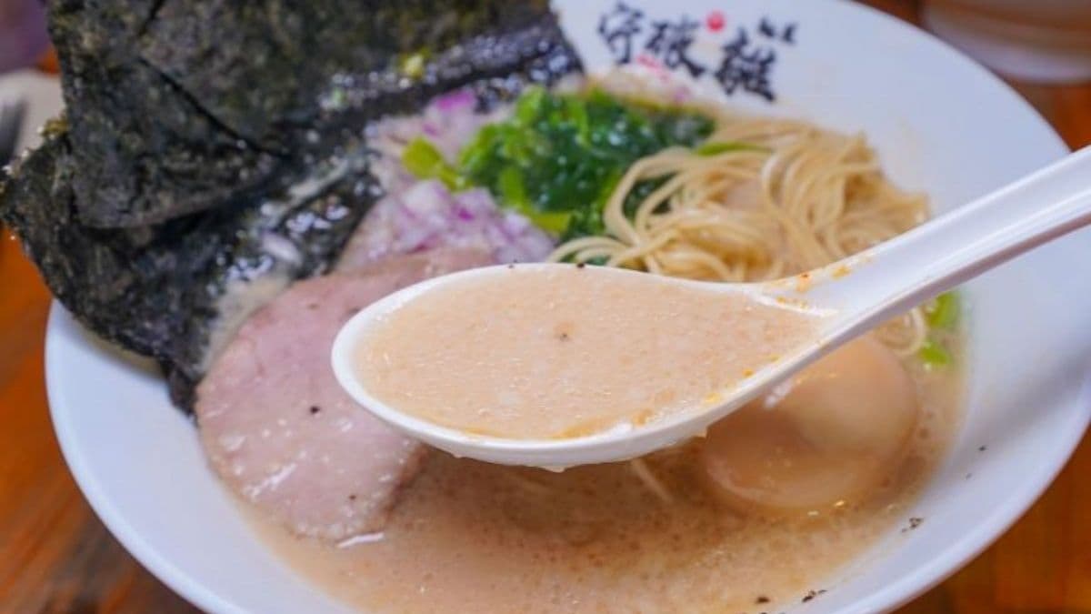 白湯系湯頭是豚骨跟雞骨熬煮而成，味道濃郁又帶點膠質但不會死鹹。（圖片來源：剎有其食）