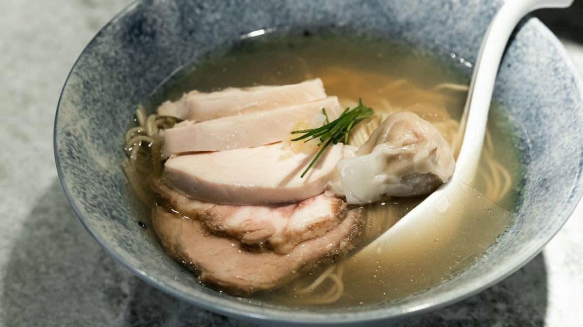 鰹魚蚌貝出汁拉麵以蜆與貝等海味食材熬煮的鮮美湯頭。（圖片來源：小米食）