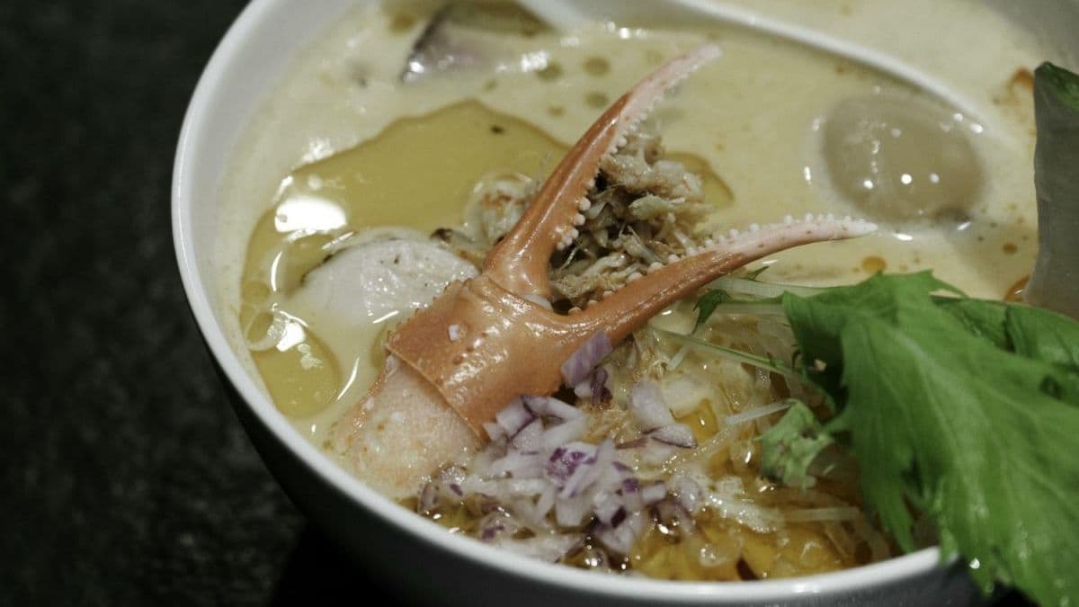蟹老闆濃湯，螃蟹油炸後加入蕃茄熬煮出鮮醇湯頭。（圖片來源：小米食）