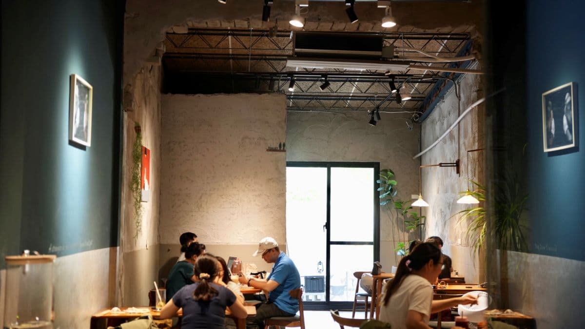 以老屋改造的用餐環境，算是工業風和文青風的結合。（圖片來源：Catalina旅遊小筆記）