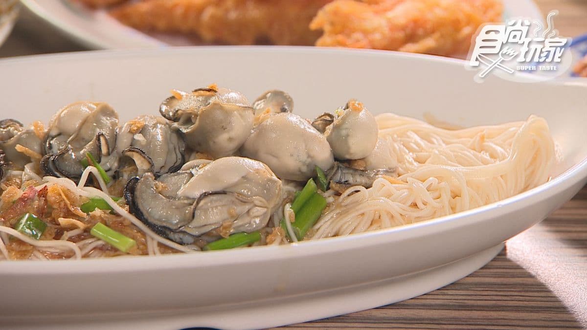 「蚵仔麵線」的蚵仔大又飽滿，吃起來過癮。