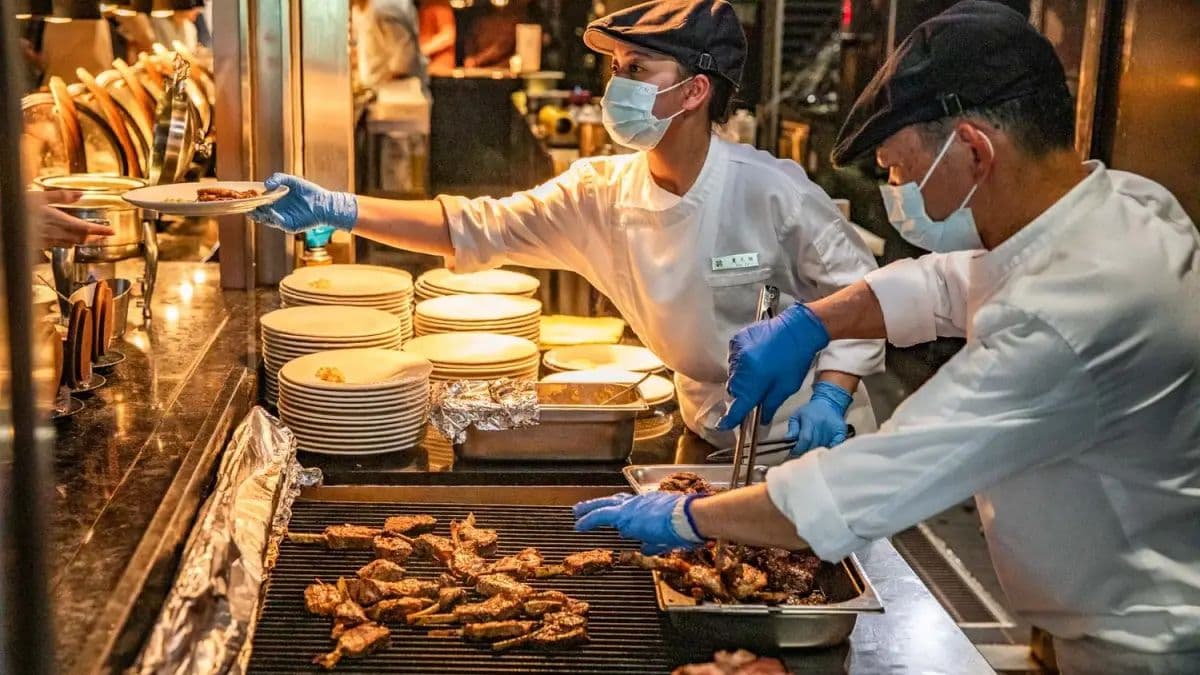 異國美食熱炒區提供非常多台灣人非常愛的異國美食。（圖片來源：大手牽小手。玩樂趣）