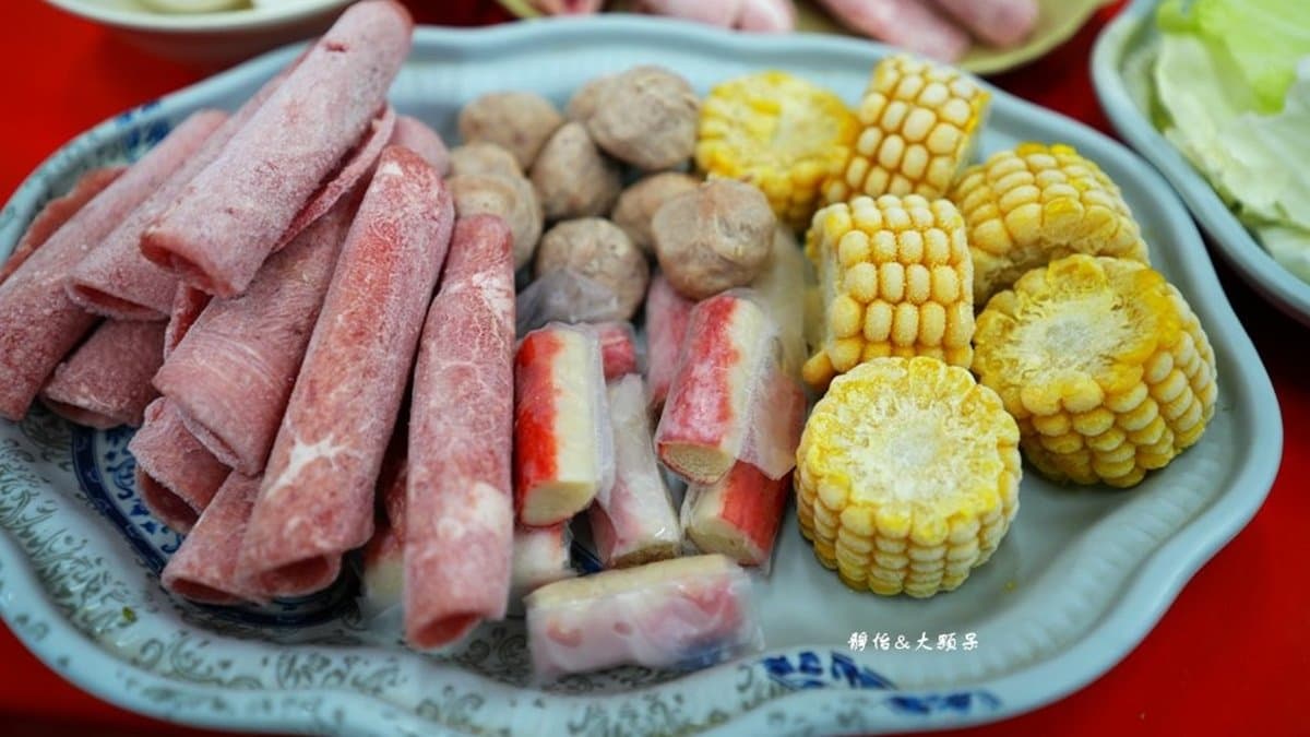 肉類豬肉牛肉都有，玉米、蟹棒及魚丸。（圖片來源：靜怡&大顆呆の親子旅遊美食）
