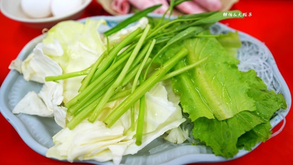 除了肉盤及火鍋料外，另外還有一盤菜。（圖片來源：靜怡&大顆呆の親子旅遊美食）