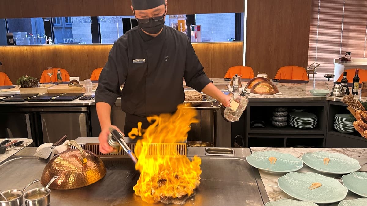 精彩鐵板火焰秀，讓顧客近距離享受視覺、嗅覺、味覺饗宴。（圖片來源：馬辣集團）