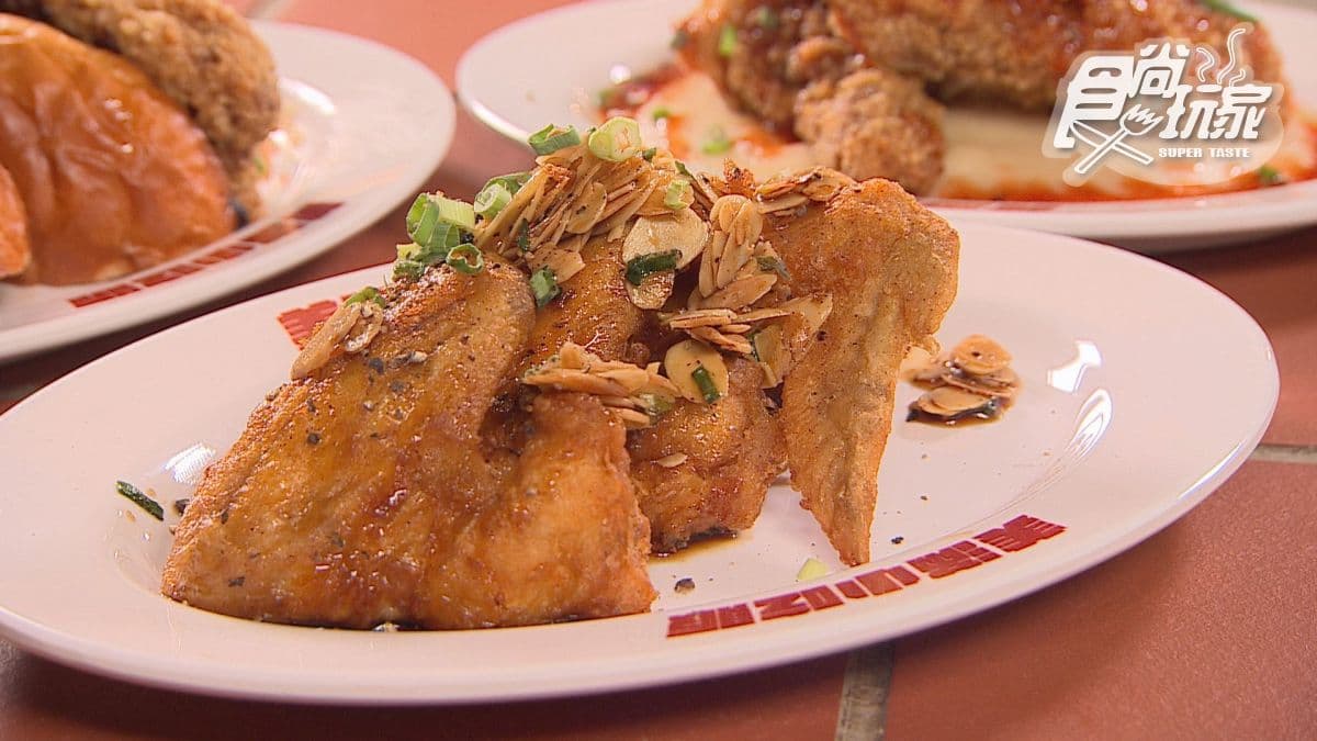 「黑糖蜂蜜雞翅」上面加了杏仁片，雞肉的肉質很嫩。