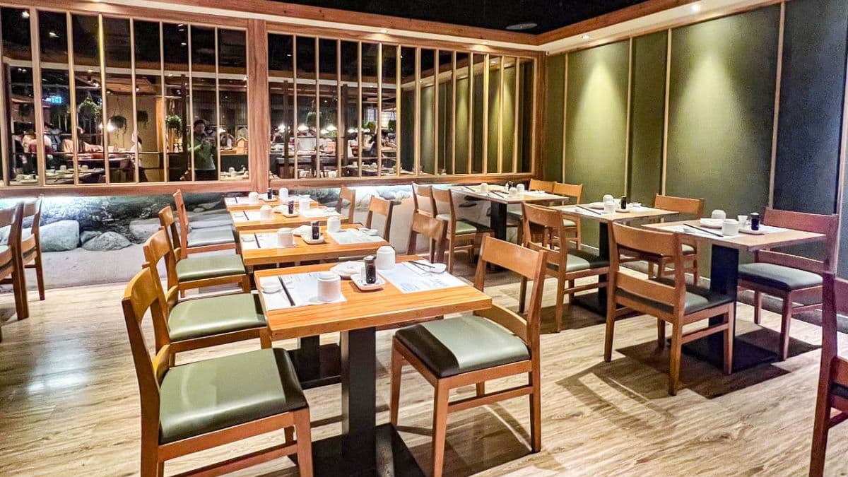 用餐環境舒適寬敞且明亮。（圖片來源：大手牽小手。玩樂趣）