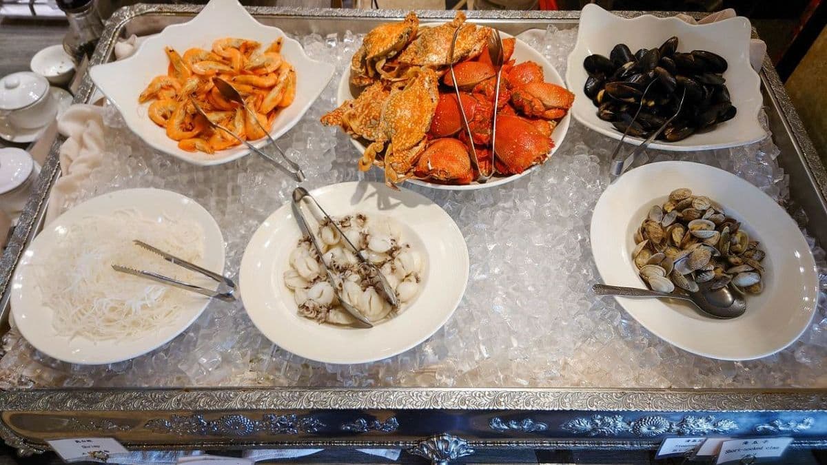 冷盤海鮮區，有螃蟹、白蝦與淡菜。（圖片來源：Jeremy以食為天）