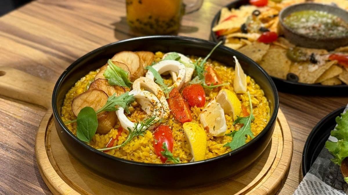 蔬食西班牙海鮮燉飯，加上杏鮑菇與蒟蒻點綴。（圖片來源：洋洋的吃喝玩樂）