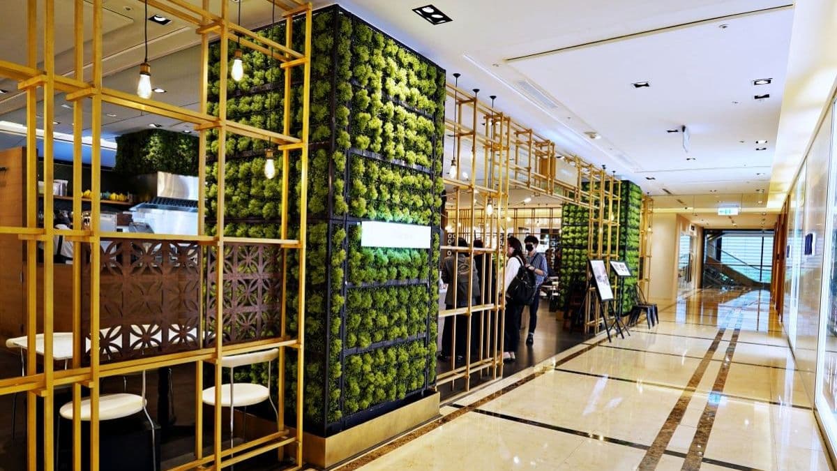 店面裝潢滿滿綠色氣息，掛上中文名字「草食動物」。（圖片來源：老皮嫩肉的流水帳生活）
