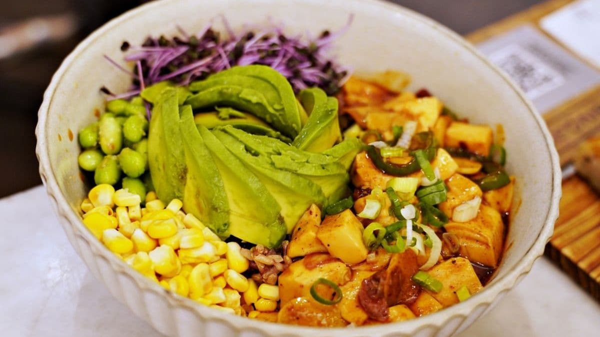 麻婆豆腐佛陀碗，有麻婆豆腐、大蒜毛豆、紫色豆芽、玉米及酪梨。（圖片來源：老皮嫩肉的流水帳生活）