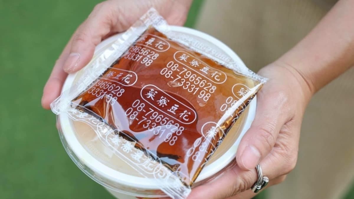 很樸實的包裝，一碗豆花附一包糖漿。（圖片來源：小美阿姨X攝影美食旅行）
