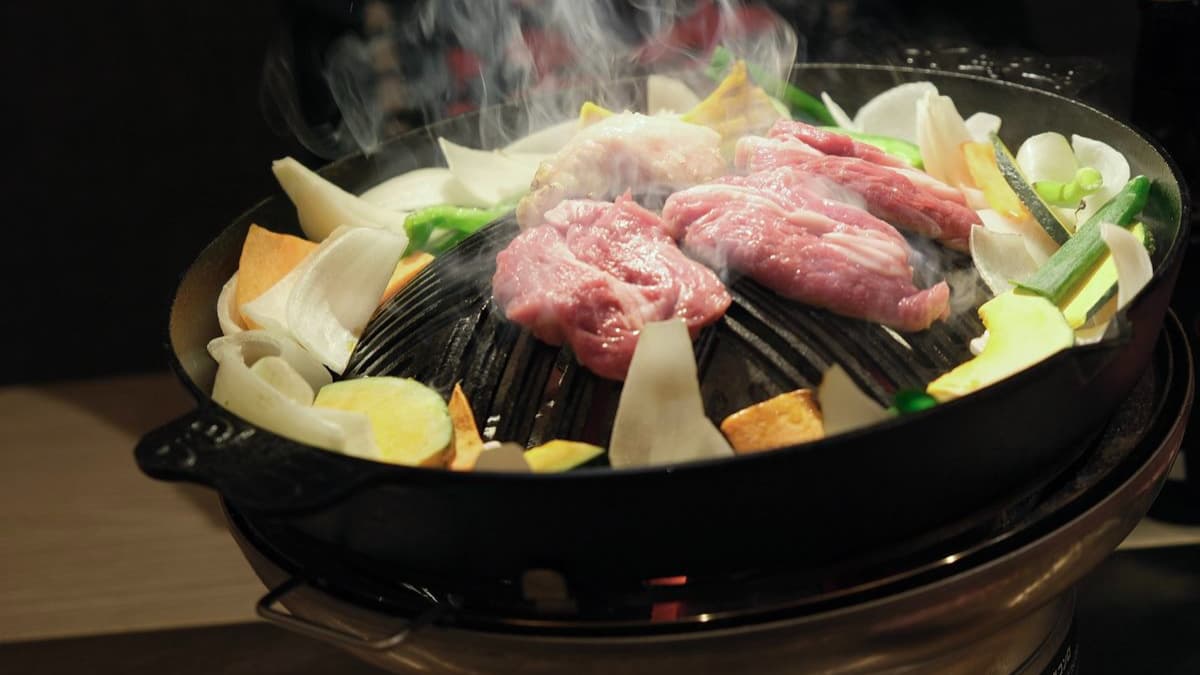 最大的特色就是使用澳洲空運直送的冷藏羊肉，全程不經冷凍。（圖片來源： 旭川成吉思汗大黑屋）