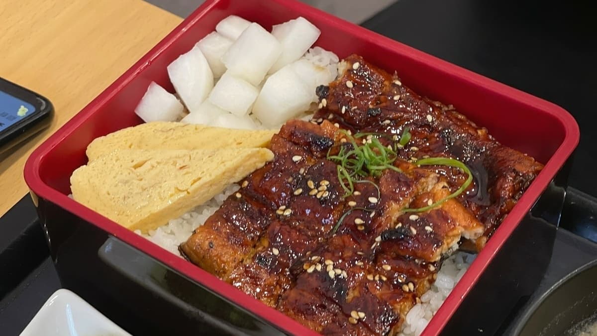 如果不敢吃生食，也有鰻魚飯、醬燒雞腿等熟食丼飯。（圖片來源：❤艾家主婦❤）