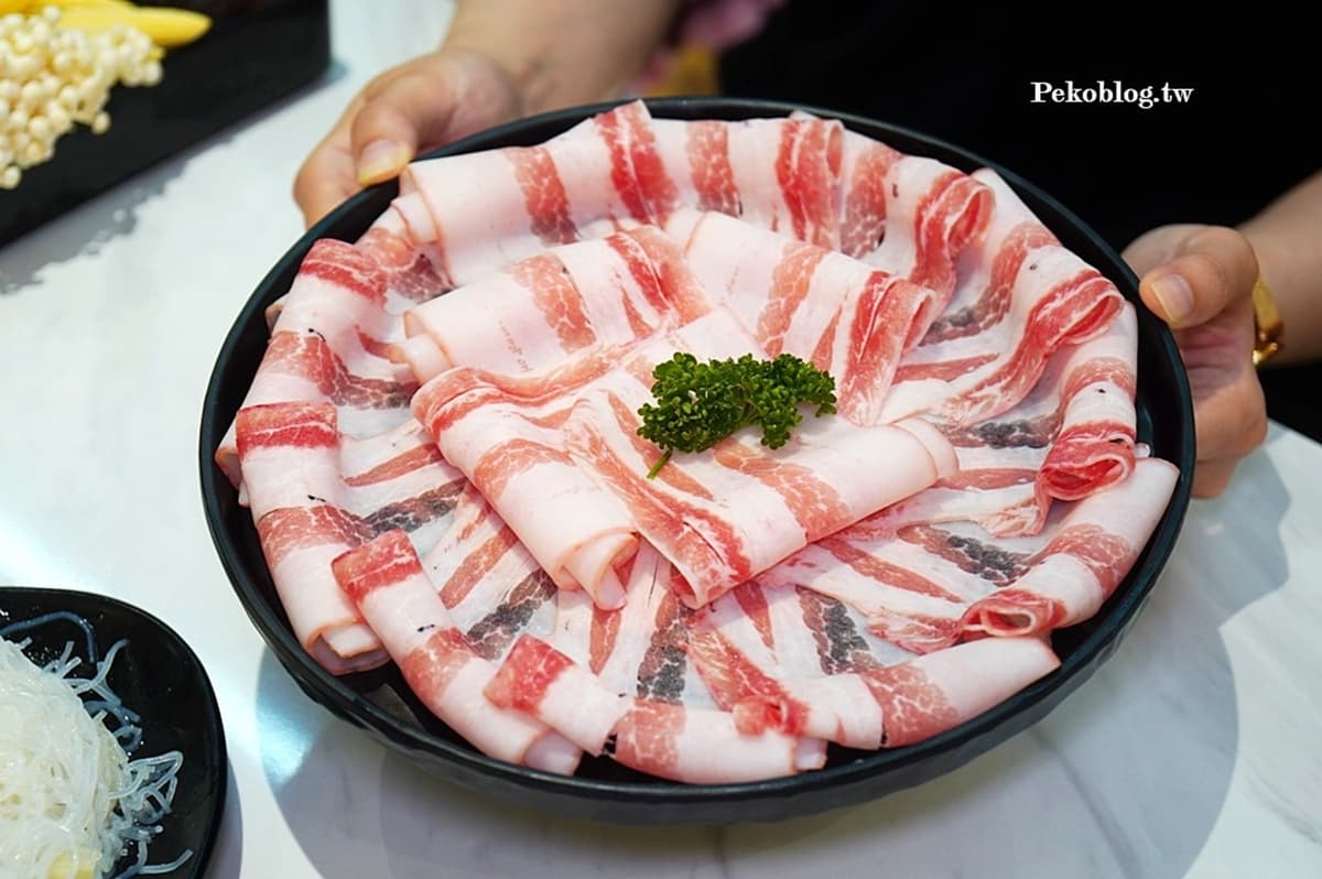限時８折！「江子翠站最強酸菜白肉鍋」雙人套餐現省224元，鎮店之寶免費續加