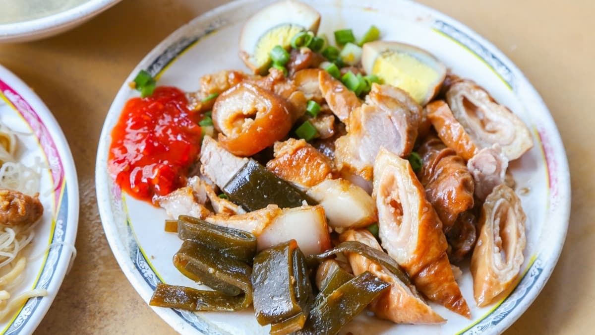 每個客人來到店裡似乎都會點上一盤滷味。（圖片來源：台南好Food遊）