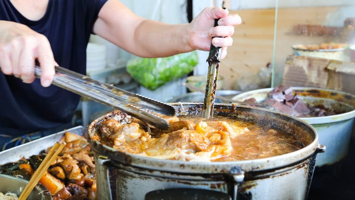 黑金黑金的滷肉鍋裡有豬腳、豬皮、大小腸。（圖片來源：台南好Food遊）