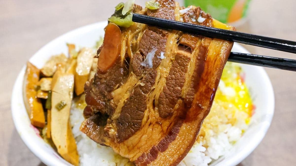 超大塊的爌肉，滷得很透。（圖片來源：陳小可的吃喝玩樂）