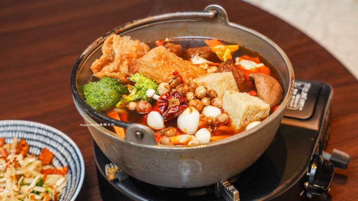 紅袍麻辣鍋改良自葷食麻辣鍋但更增添蔬菜的風味。（圖片來源：Angelababy享樂日記）