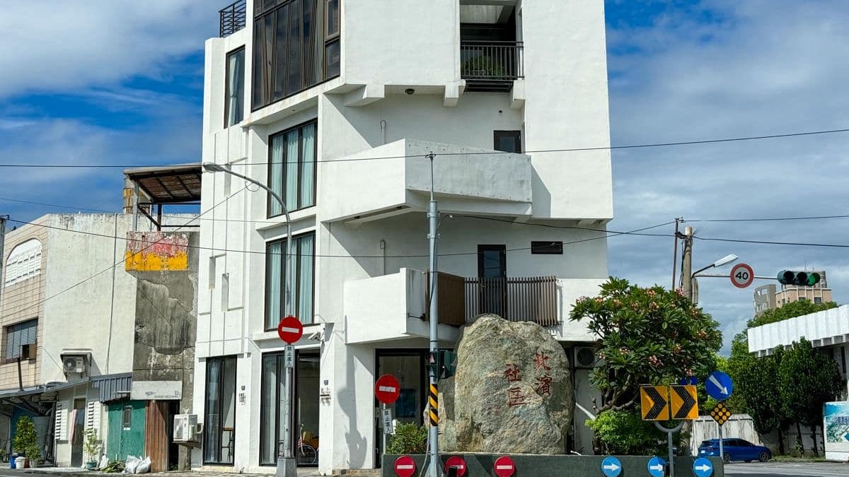 位於花蓮市北濱街的北濱社區內，鄰近北濱公園觀海秘境、東大門夜市。（圖片來源：達浪的日常手札）