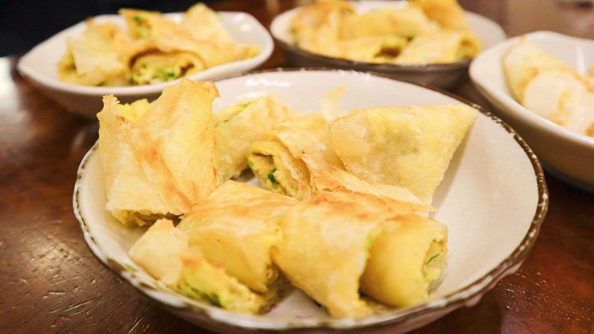 酥皮蛋餅外皮非常酥脆，大口咬下蔥香和蛋香就充滿在嘴裡。（圖片來源：艾瑞絲の吃貨日常）