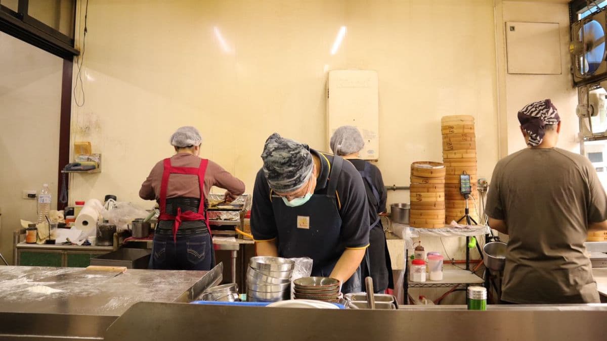 旁邊員工俐落包小籠包的手勢從沒停過。（圖片來源：艾瑞絲の吃貨日常）