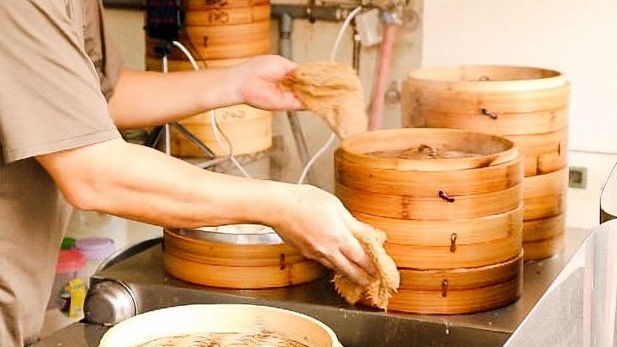 層疊的蒸籠間冒出白濛濛的水蒸氣。（圖片來源：艾瑞絲の吃貨日常）