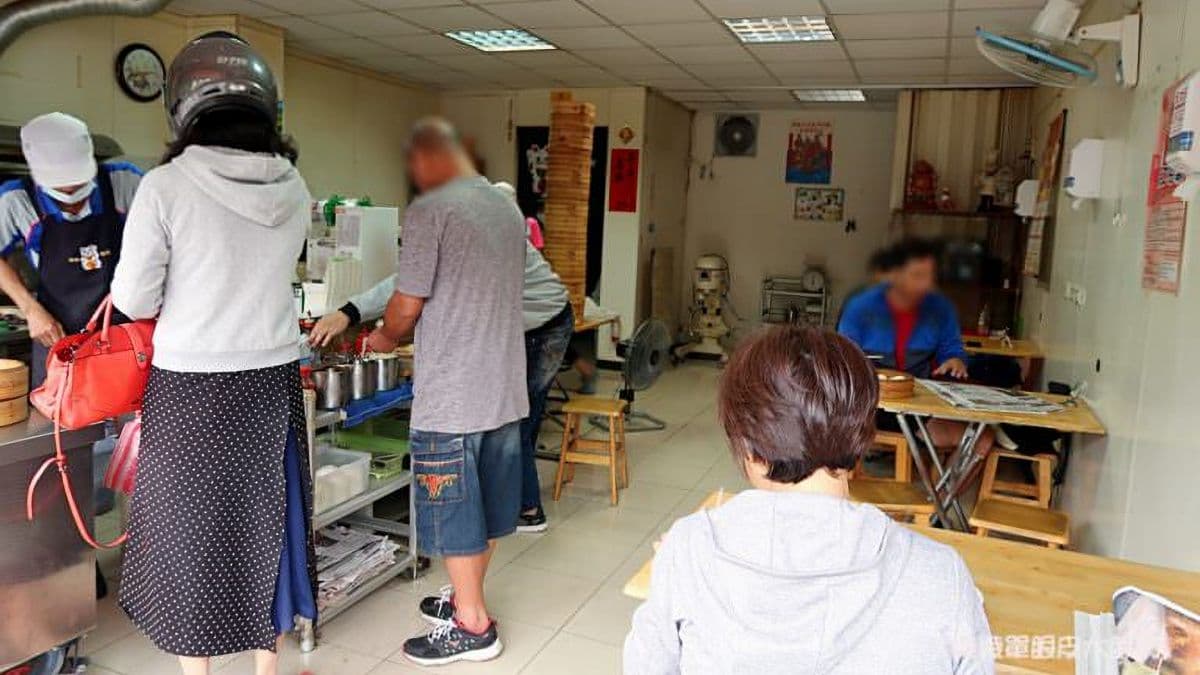 店內座位不多，只有四張桌子，大多客人都是外帶。（圖片來源：ㄚ綾綾單眼皮大眼睛）