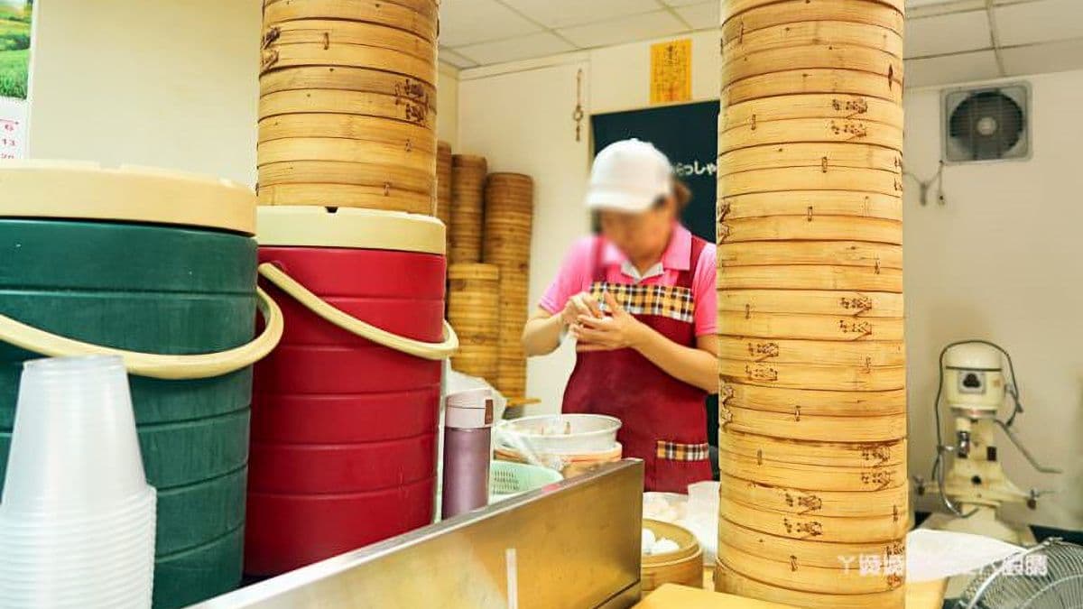 店員包小籠包的動作很俐落。（圖片來源：ㄚ綾綾單眼皮大眼睛）