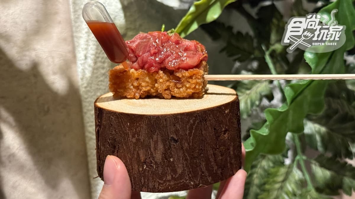 「八和香米生牛肉」將香嫩的和牛生牛肉以油蔥調味，底層則是略帶微微焦香的酥炸米糕棒。